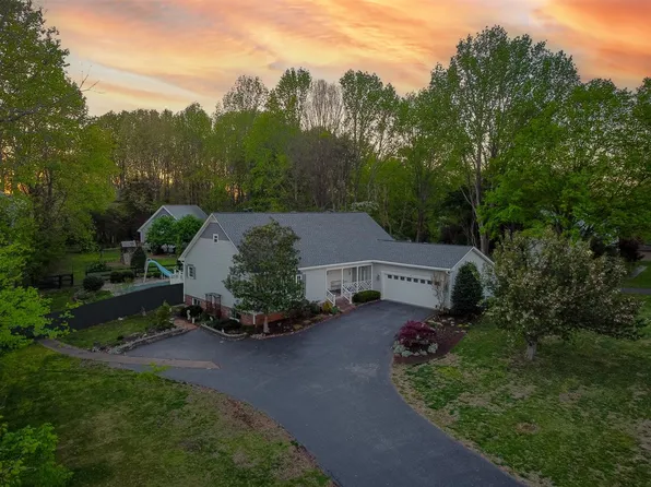 611 Drakesborough Dr, Bowling Green, KY 42103