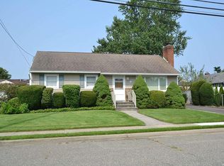 229 N 7th St, Bethpage, NY 11714