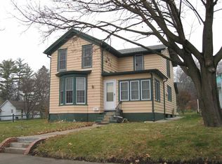 314 S 9th St, Clinton, IA 52732