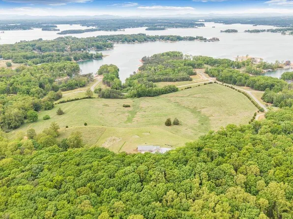 268 Sweetwater Bay Dr, Penhook, VA 24137