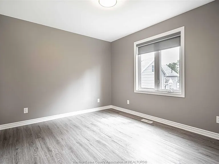 81 Brien Ave W #B — Photo 8