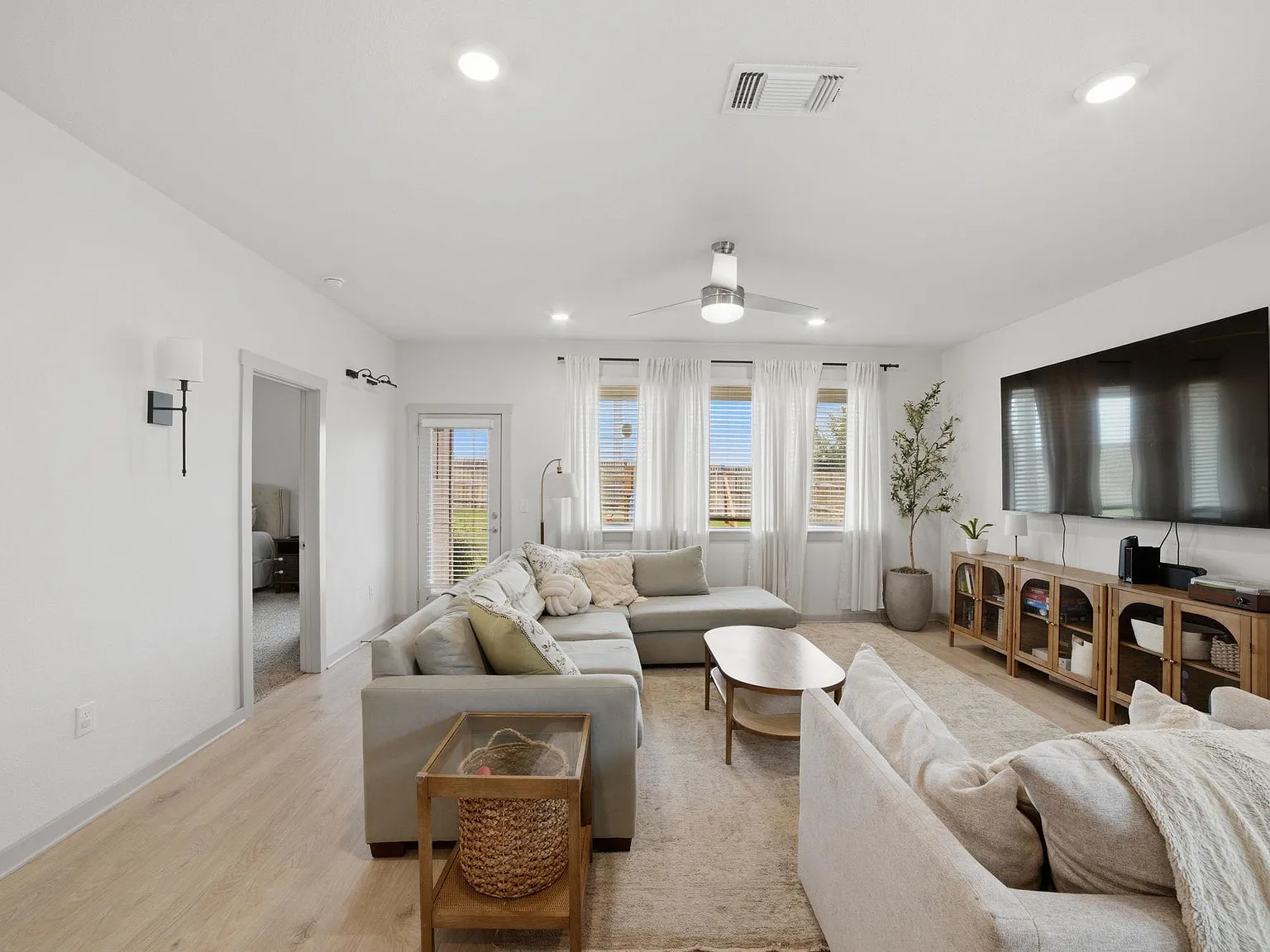 4 bed, 2.0 bath, 2050 sqft, $2,499 — Photo 4