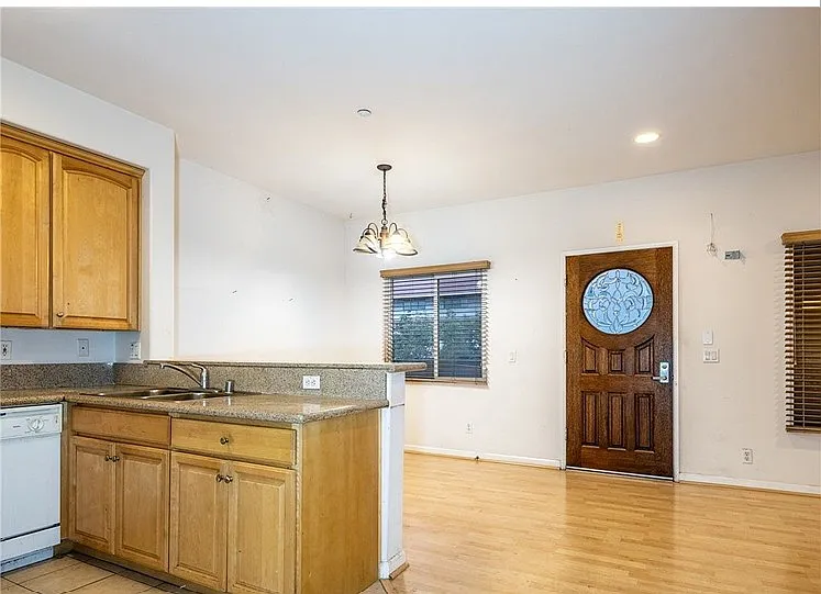 1 bed, 708 sqft, $2,100 — Photo 3
