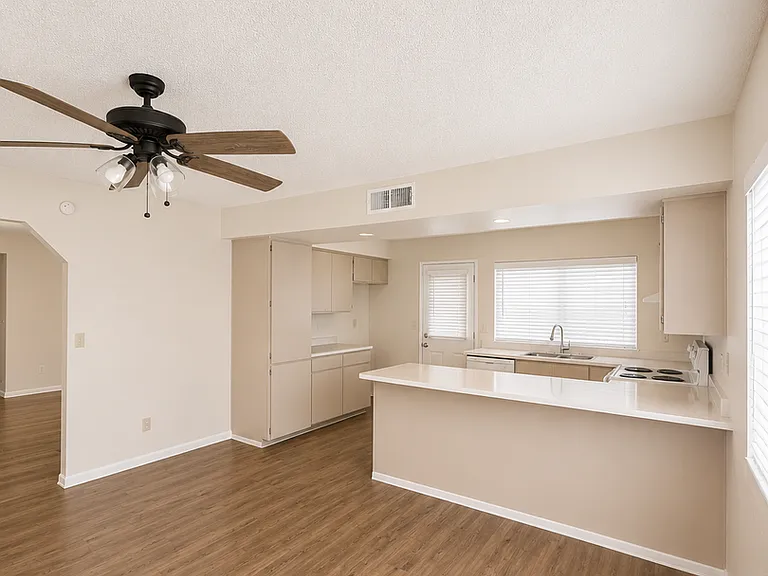 1818 W Portobello Ave — Photo 4