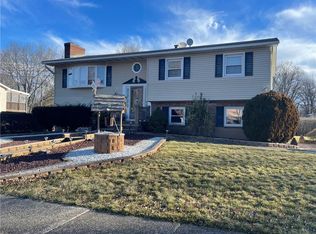 4 Surrey Ct, Pearl River, NY 10965