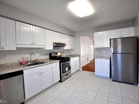 3rd image of 891 Bayridge Dr