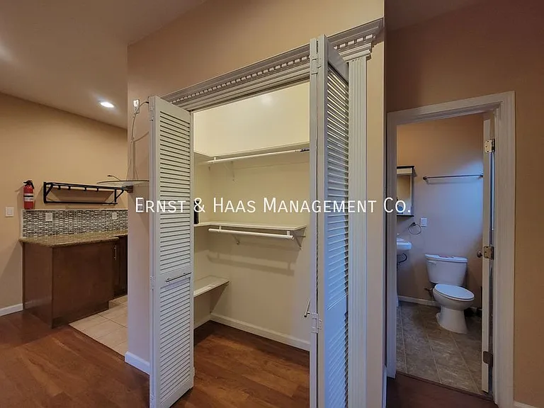 930 E Broadway — Photo 7