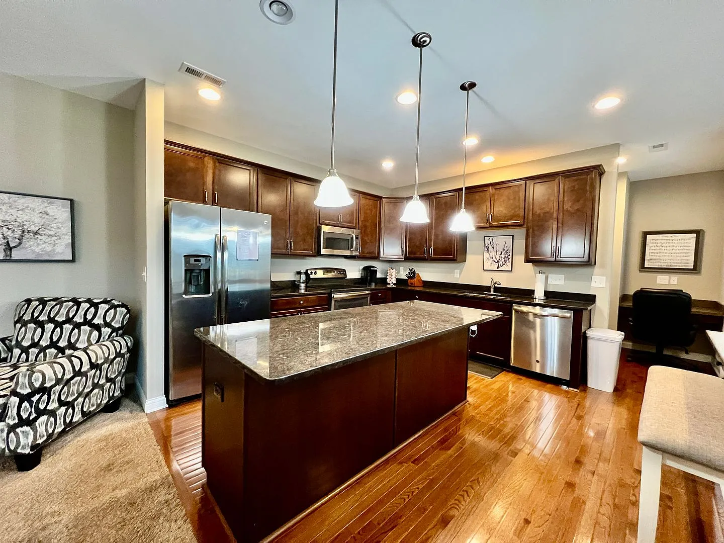 Executive corporate rental features community pool. Fully furnished and includes all utilities. — Photo 4