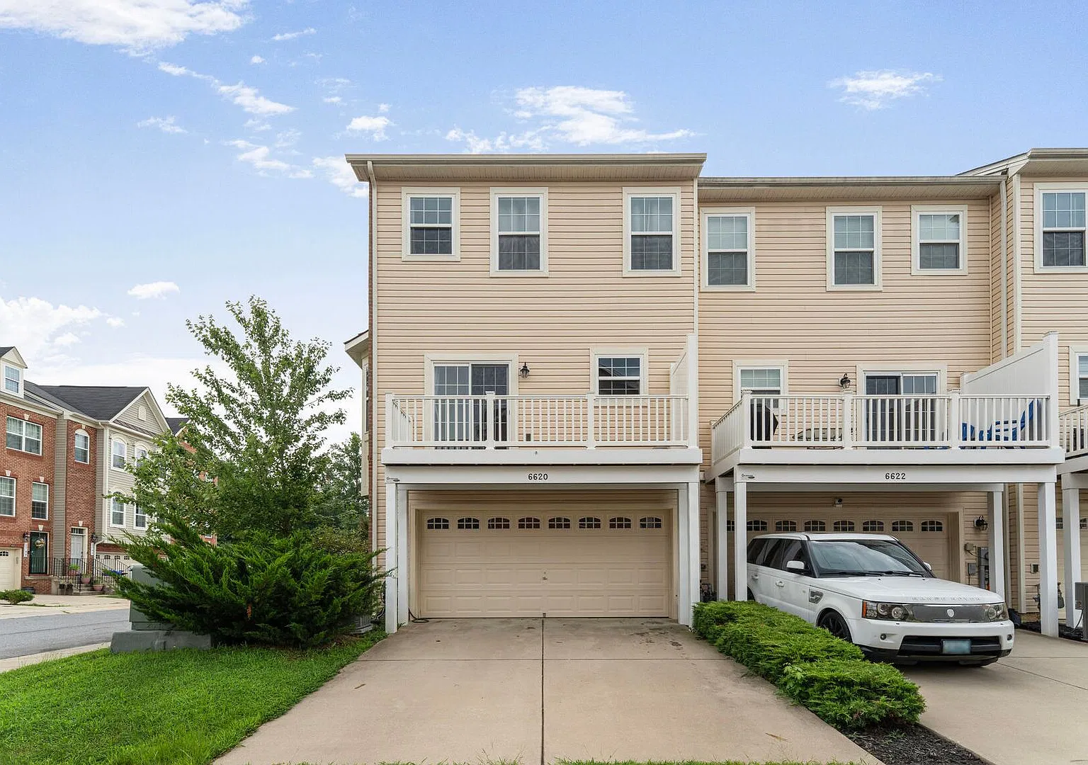 Spacious 3-Level End Unit Townhome — Photo 2