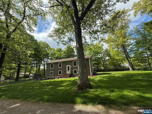 10 Monique Ln, West Milford, NJ 07480
