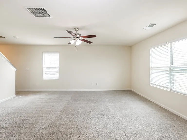 302 Freeman Cir — Photo 5