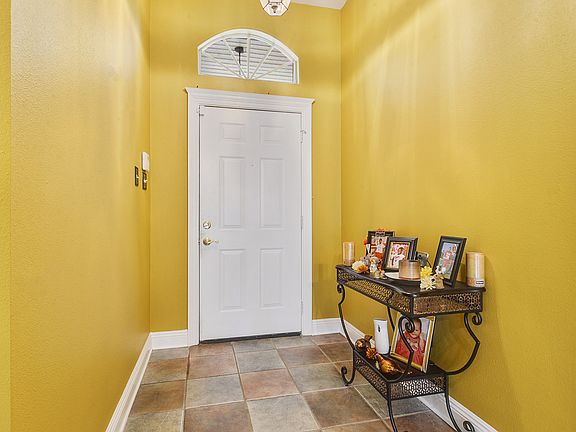 3rd image of 585 Foxwood Ln