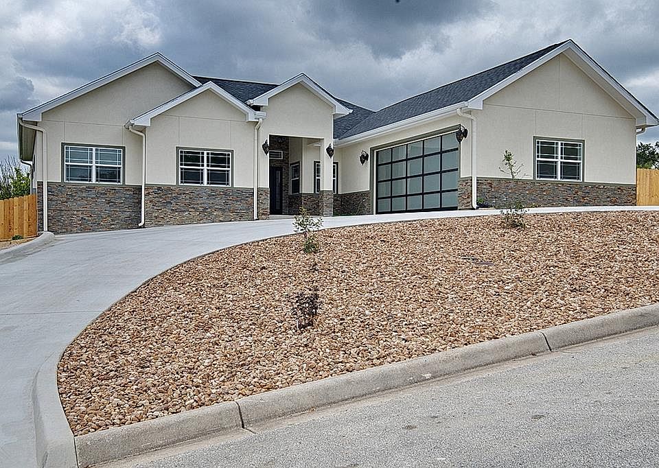 1st image of 220 Castle Pines Dr