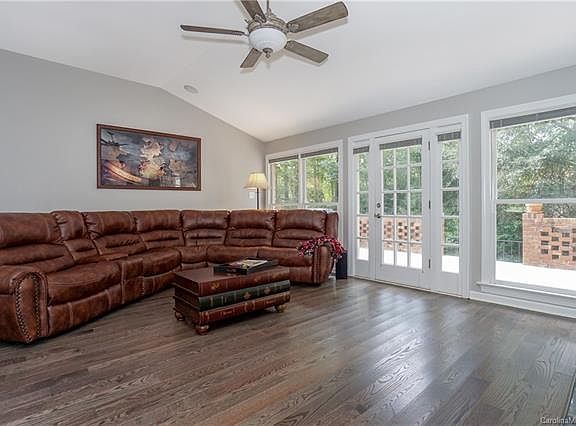 5th image of 130 Teakwood Ln