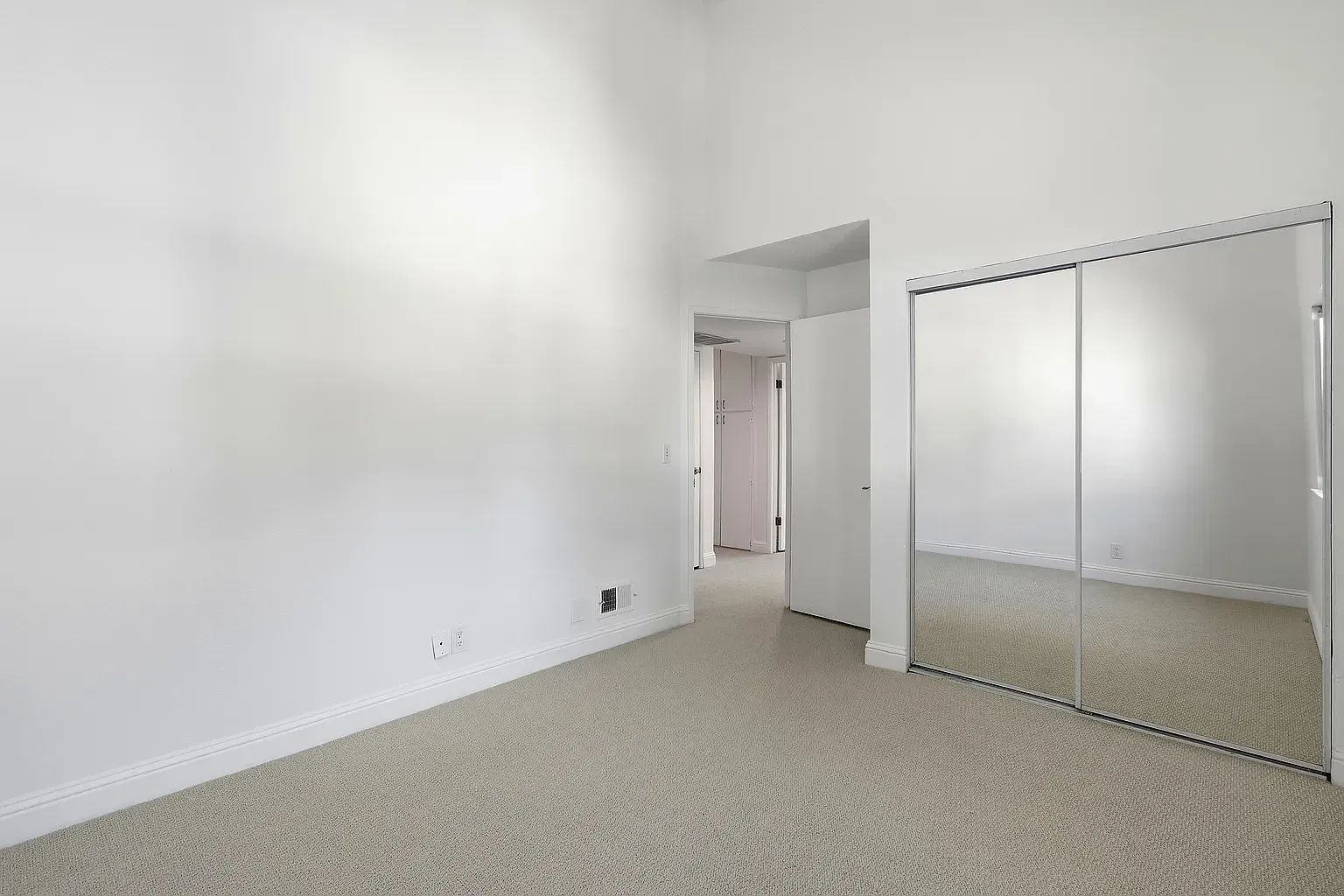 4 bed, 1344 sqft, $4,400 — Photo 3