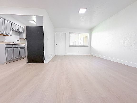 5th image of 1100 S Broadway #202