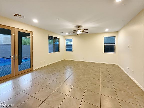 3rd image of 2882 Tremont Ave