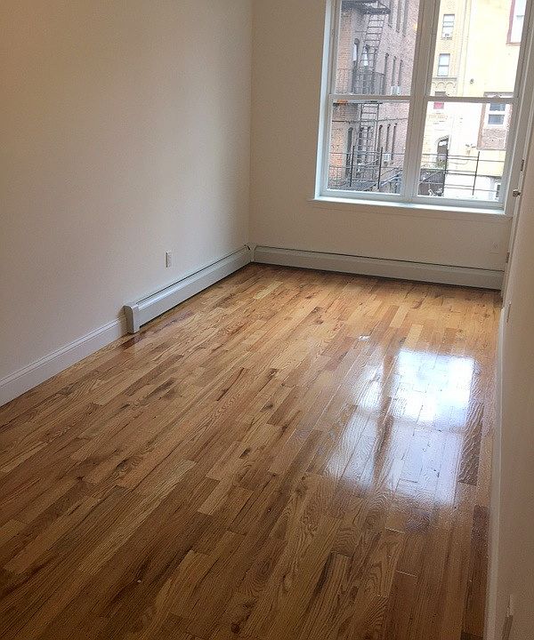 2nd image of 1915 Loring Pl S