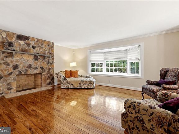 3rd image of 54 Richards Ferry Rd