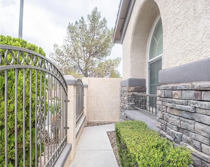 7861 Darby Ave — Photo 6