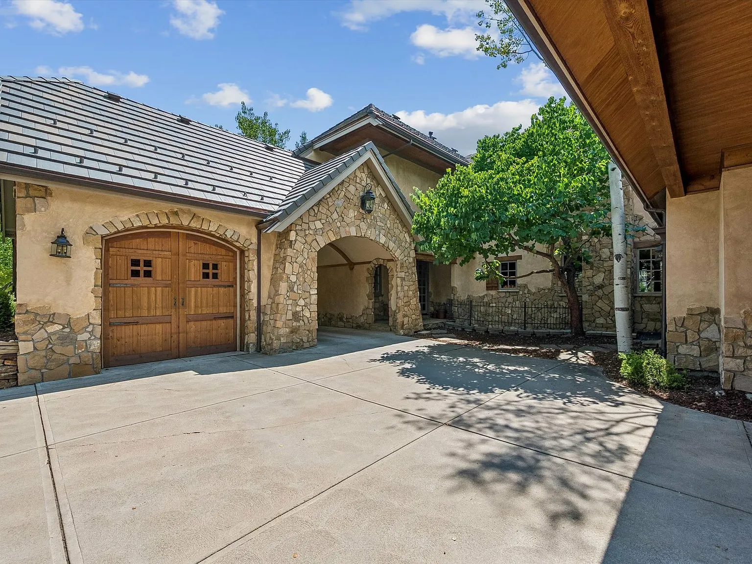6 bed, 5.0 bath, 6371 sqft, $14,500 — Photo 4
