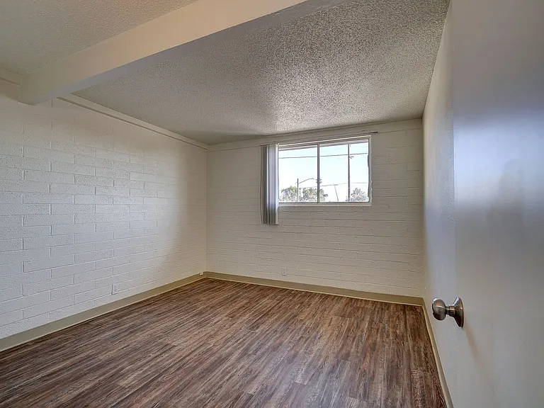 1841 S Irving Ave — Photo 10