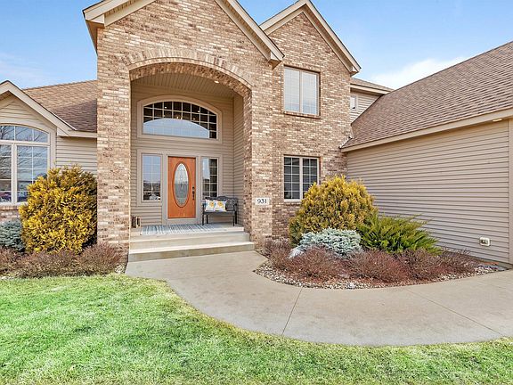 2nd image of 931 Acacia Cir S