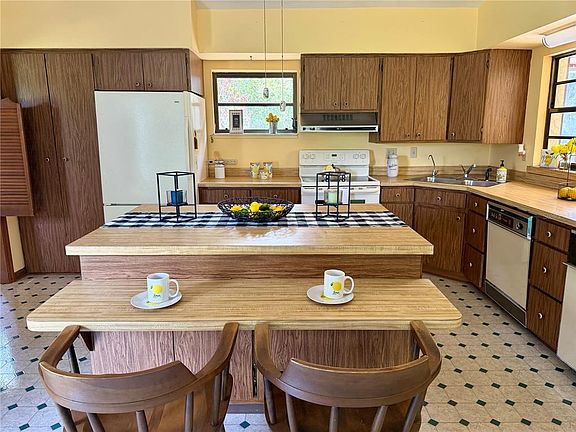 4th image of 301 Shady Woods Rd