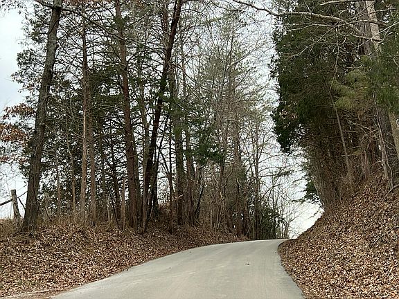 5th image of 1370 N Stillwell Rd