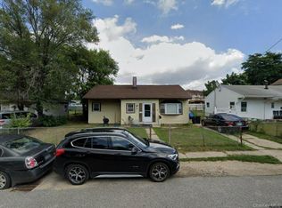 12 Croydon Rd, Amityville, NY 11701