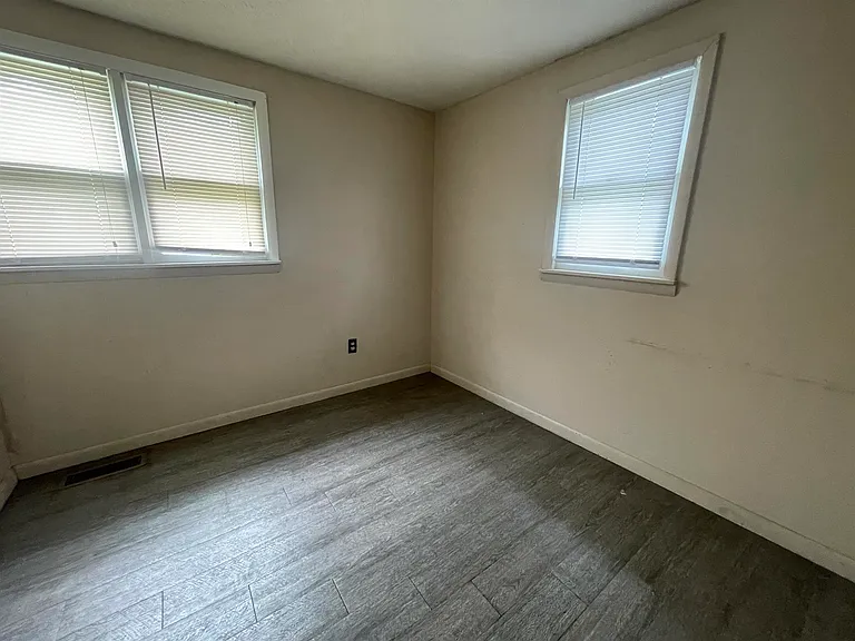 402 S Bentley St — Photo 2