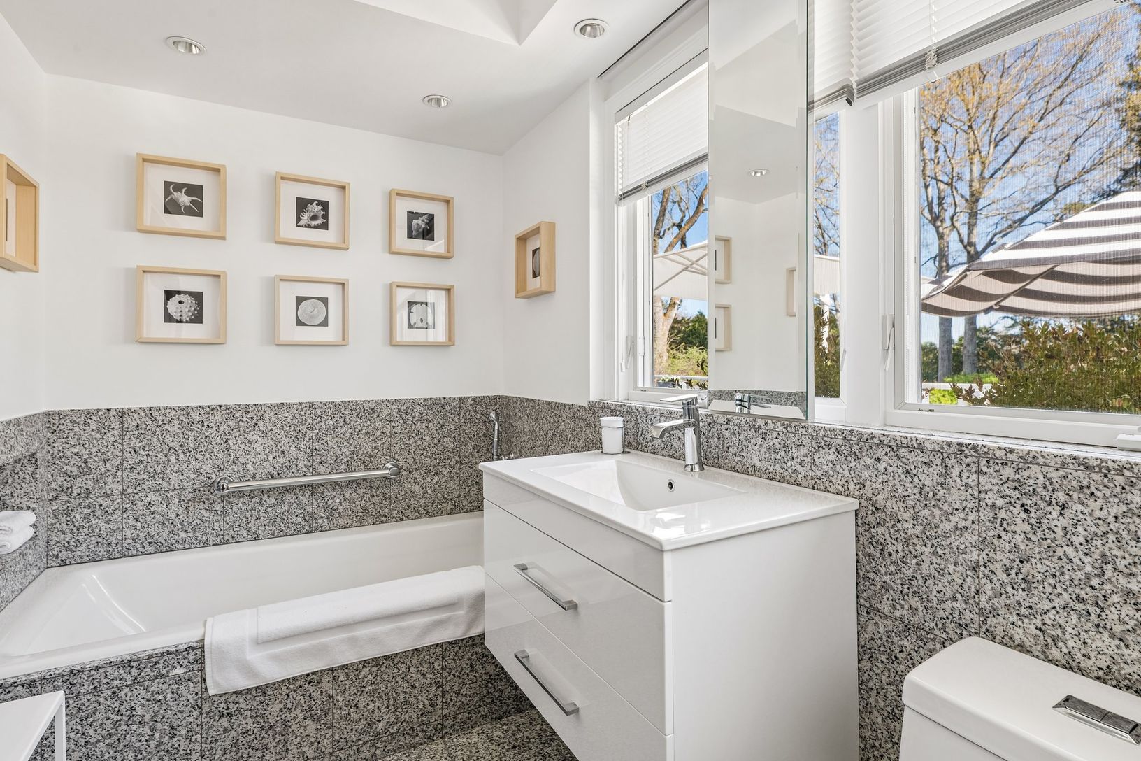  en suite bath with tub and separate shower