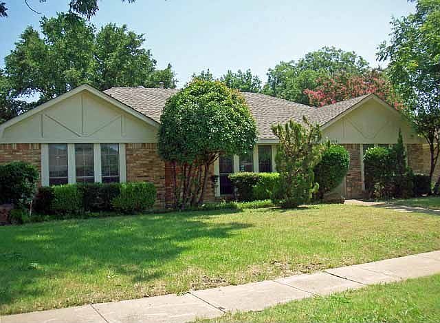 1st image of 2104 Oakwood Dr