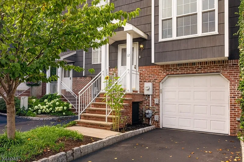 3 bed, 3.5 bath, 1684 sqft, $5,200 — Photo 2