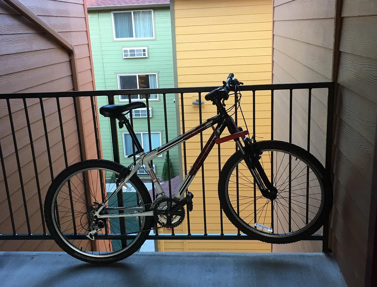 Riva Courtyard Apartments — Photo 4