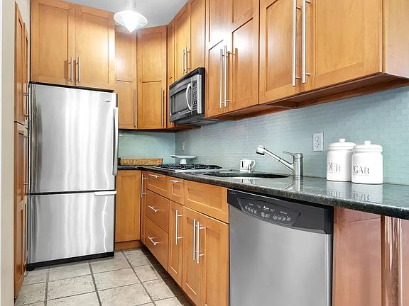5th image of 916 Union St APT 6D