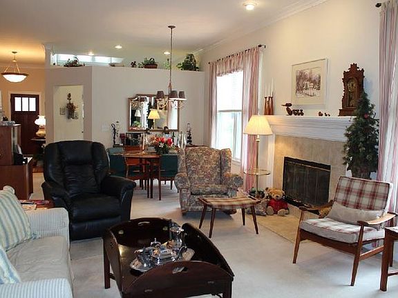 4th image of 815 E Barrington Cir