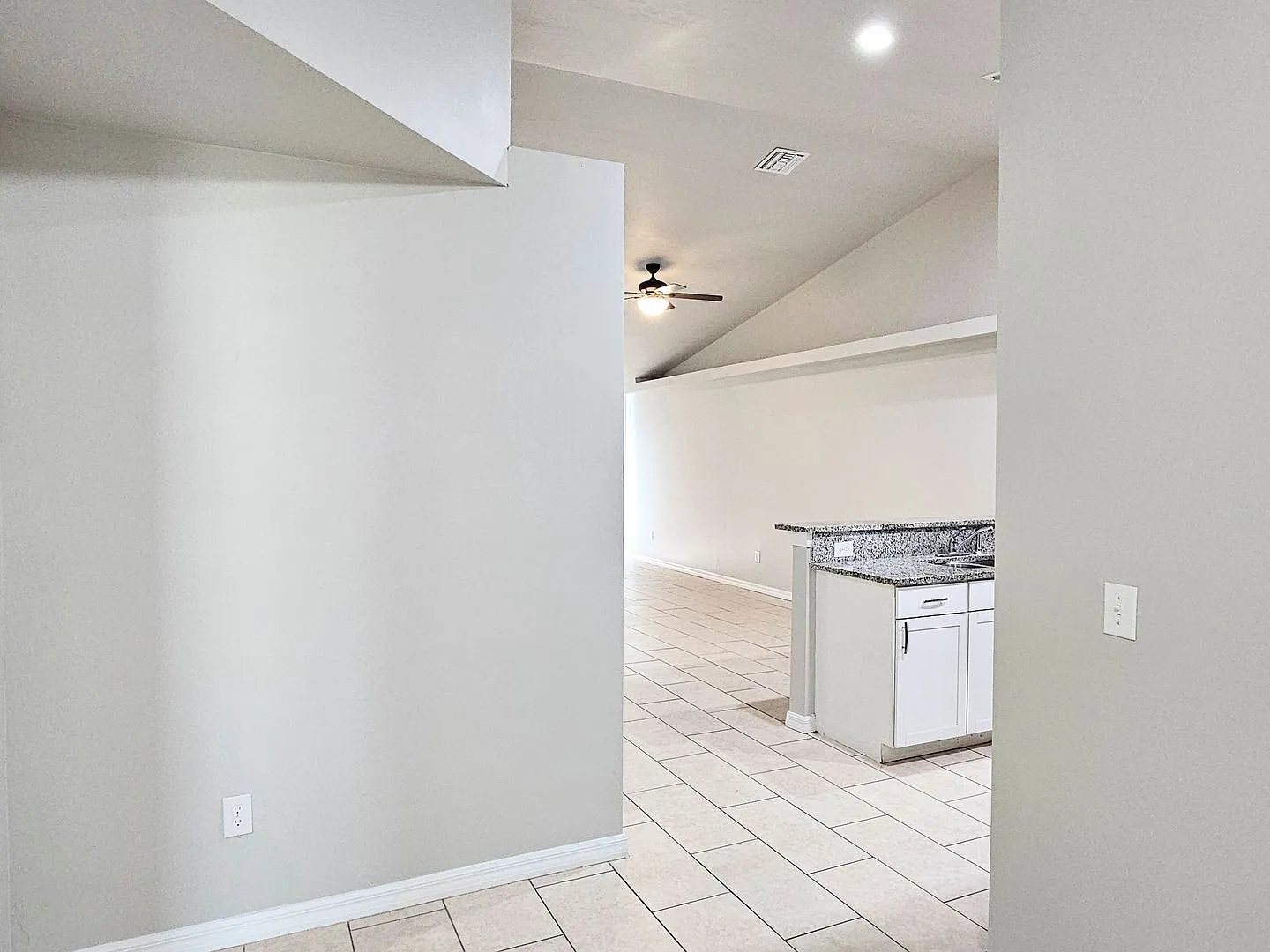 Like New 3 bedroom, 2bath 1 car garage — Photo 4