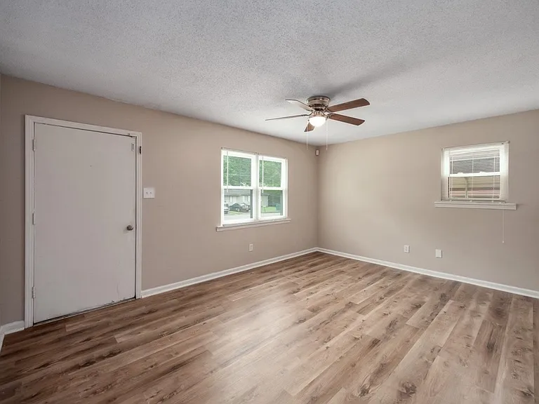 219 Melwood St — Photo 8