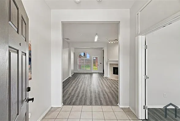 4 bed, 2455 sqft, $3,290 — Photo 2