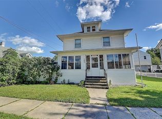 203 E 1st St, Anamosa, IA 52205