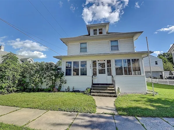 203 E 1st St, Anamosa, IA 52205