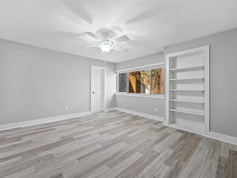 2113 Lake Village Dr — Photo 15