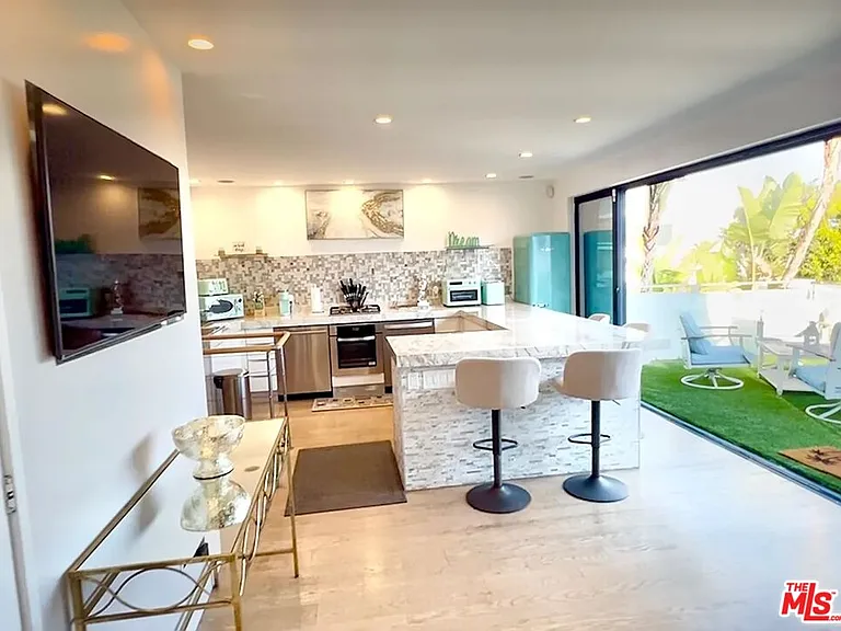 8380 Hollywood Blvd — Photo 29