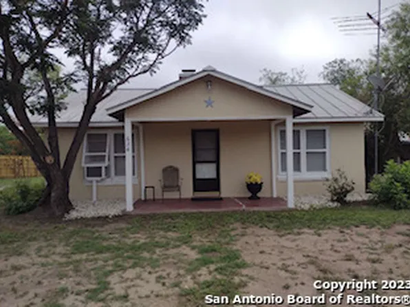 624 County Road 6716, Natalia, TX 78059
