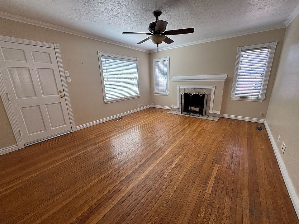 Living Room - 16' x 13.5'