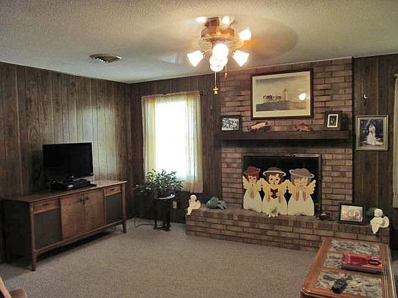 3rd image of 202 Crestwood Dr