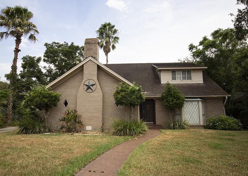 1st image of 2106 N De Leon St