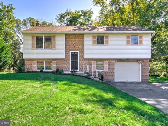 230 Hickory Dr, Lititz, PA 17543