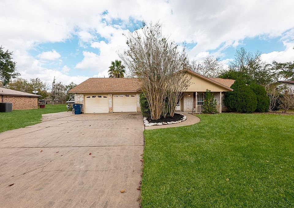 1st image of 10 Sherwood Dr